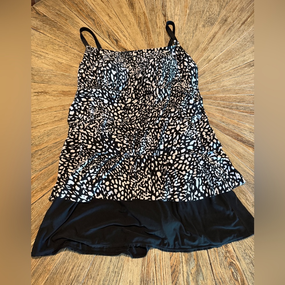 Sz 12 Full Coverage Black & White One Piece Swimsuit Supportive slimming style